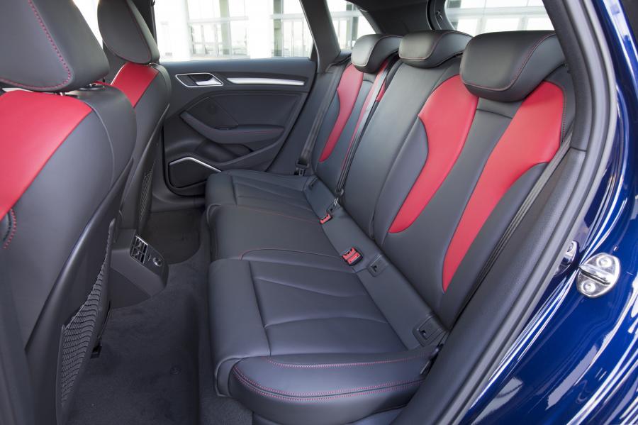 Интерьер Audi S3 Sportback (8V) 2017 года  (JP) (фото 9 из 12)
